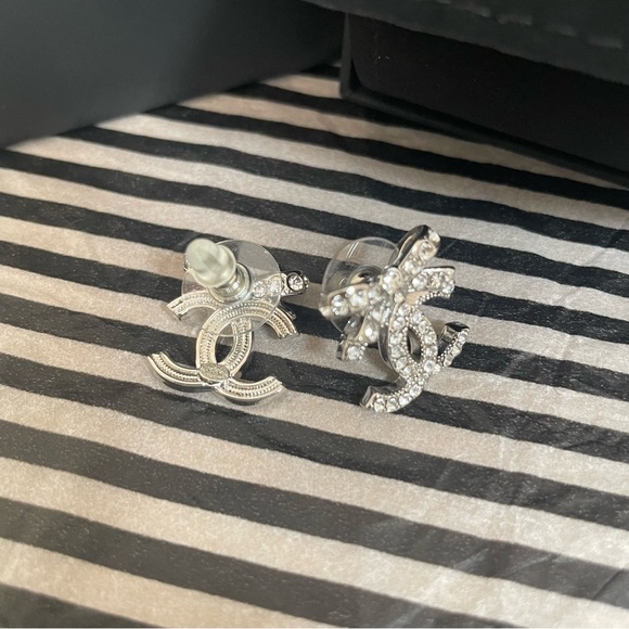 Women’s C. C earrings with box - Picture 3 of 3